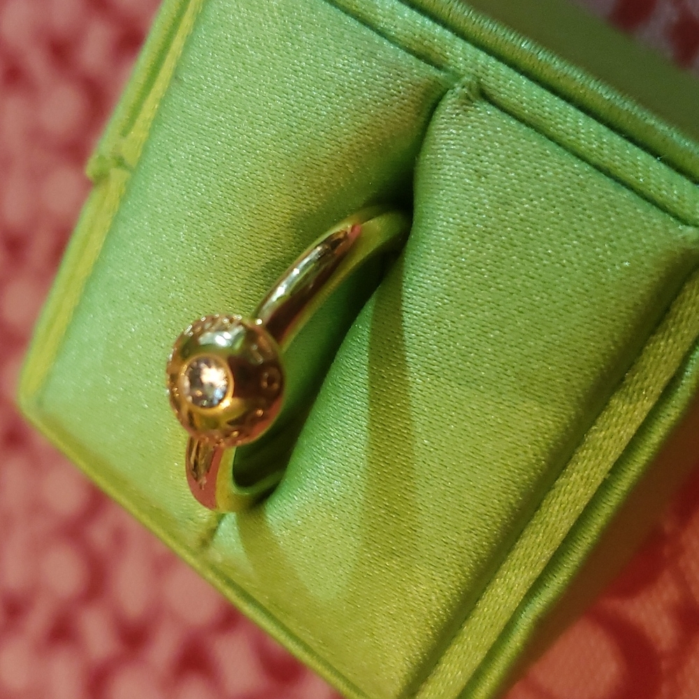 Simple sparkly Ring - Picture 2 of 6